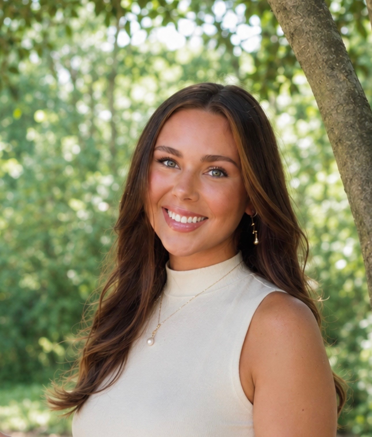 Carlyn Headshot